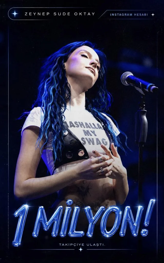 Zeynep Sude Oktay sahnede mikrofon başında performans sergilerken